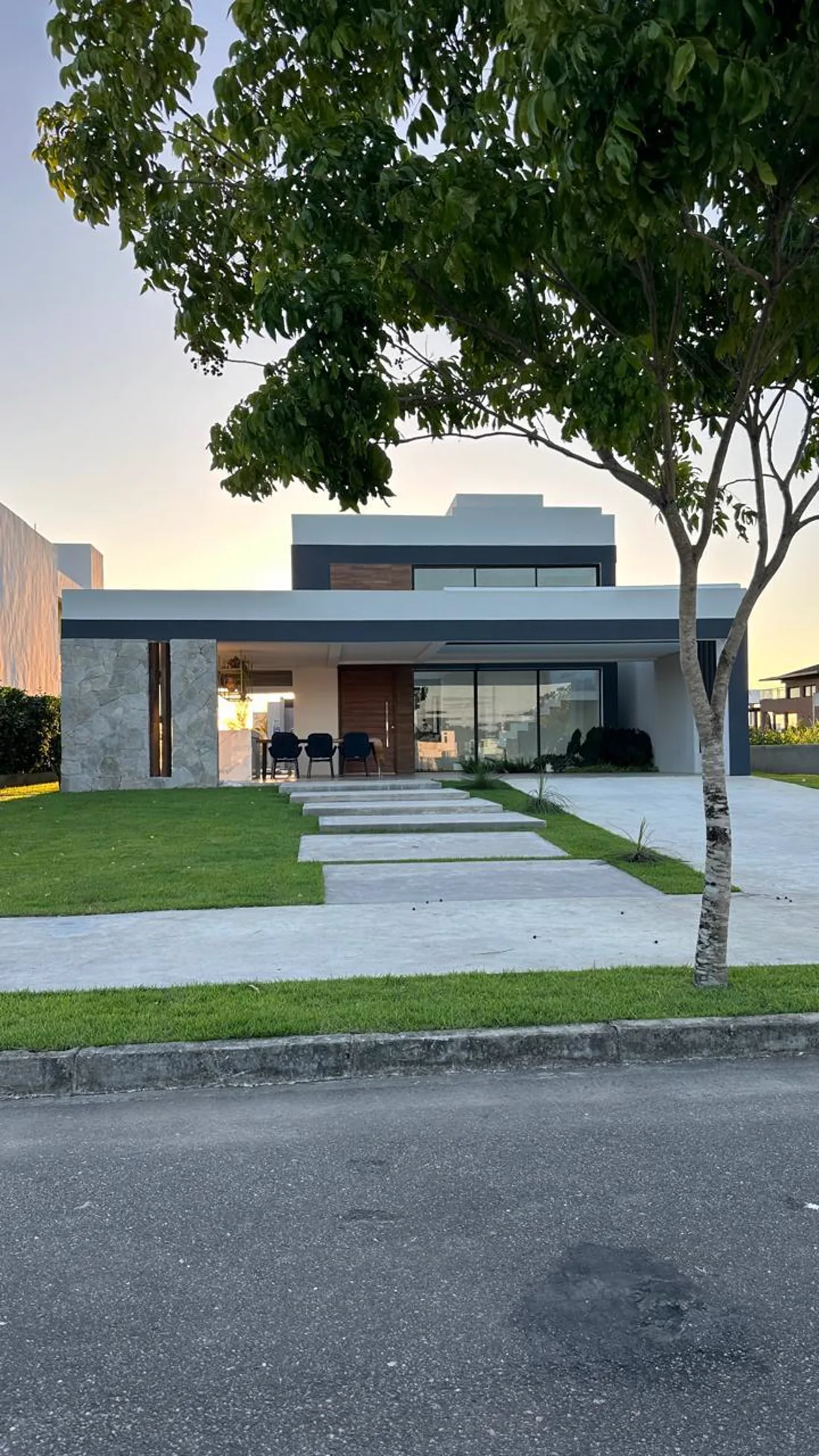 Casa térrea com fachada em pedra e vidro