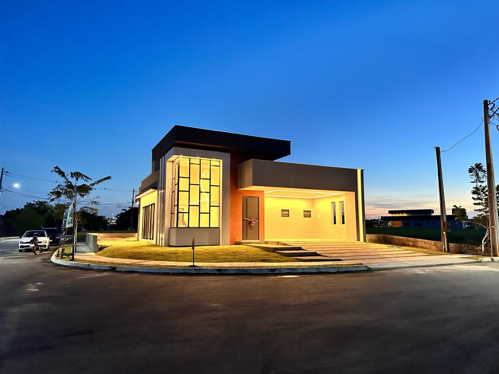 Casa com pé-direito alto e iluminação cênica