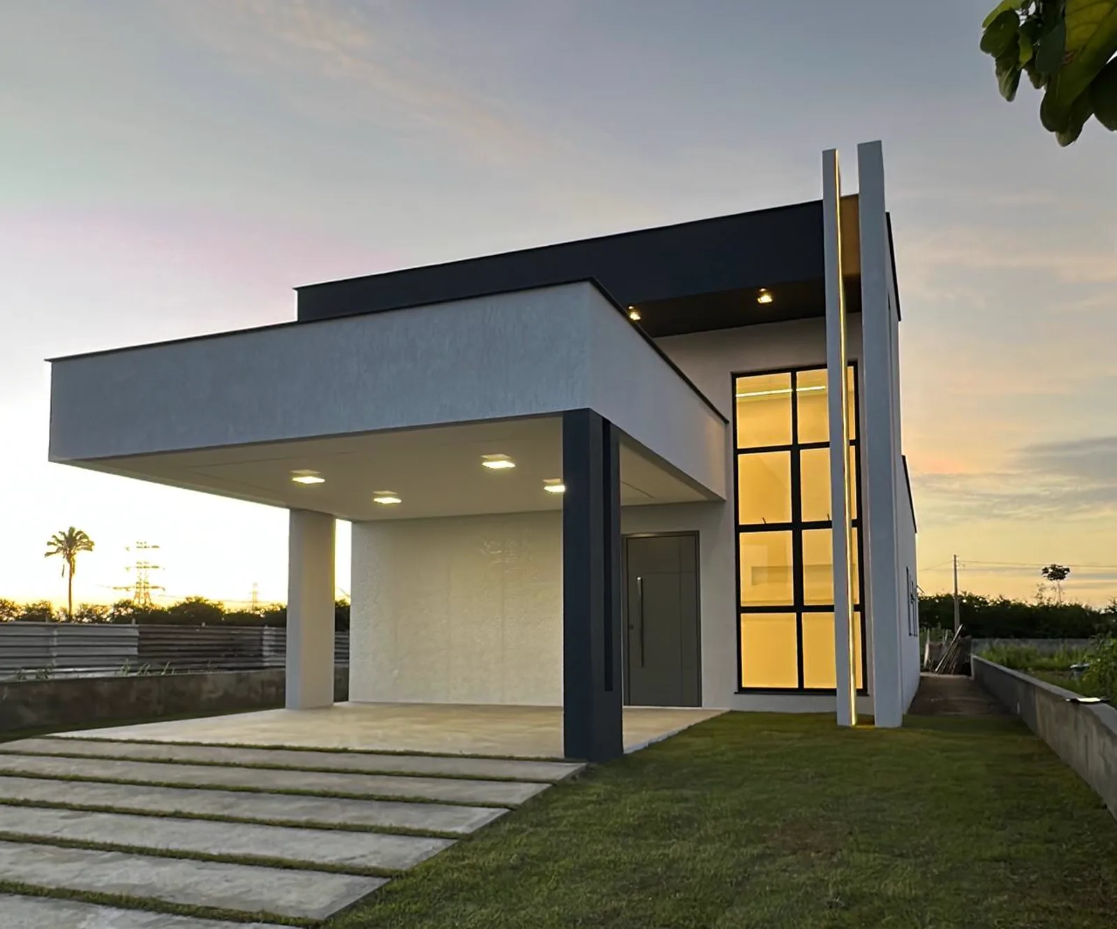 Casa de alto padrão com fachada em concreto