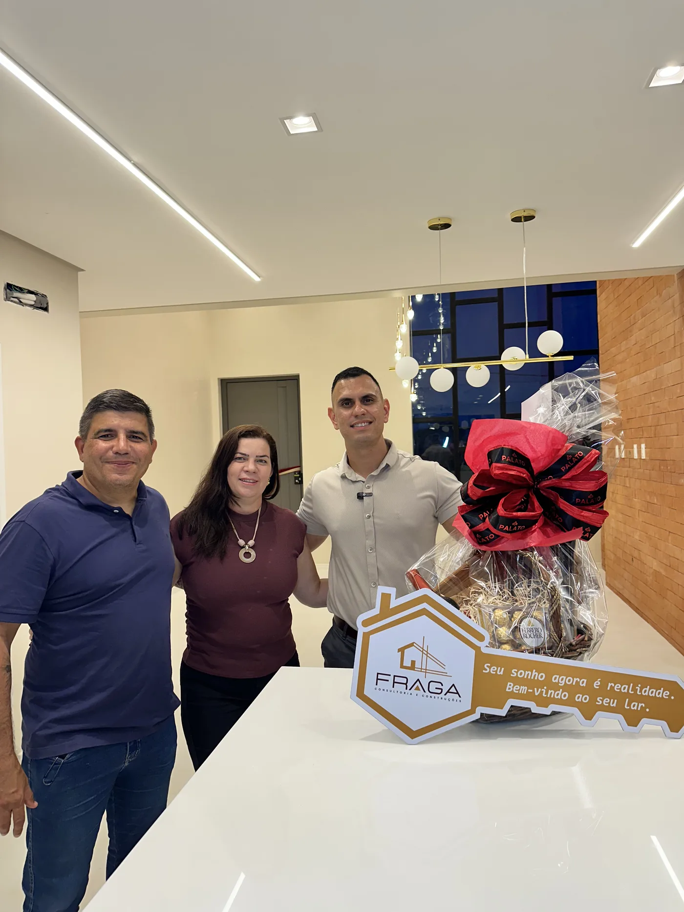 Clientes Fraga em comemoração de entrega