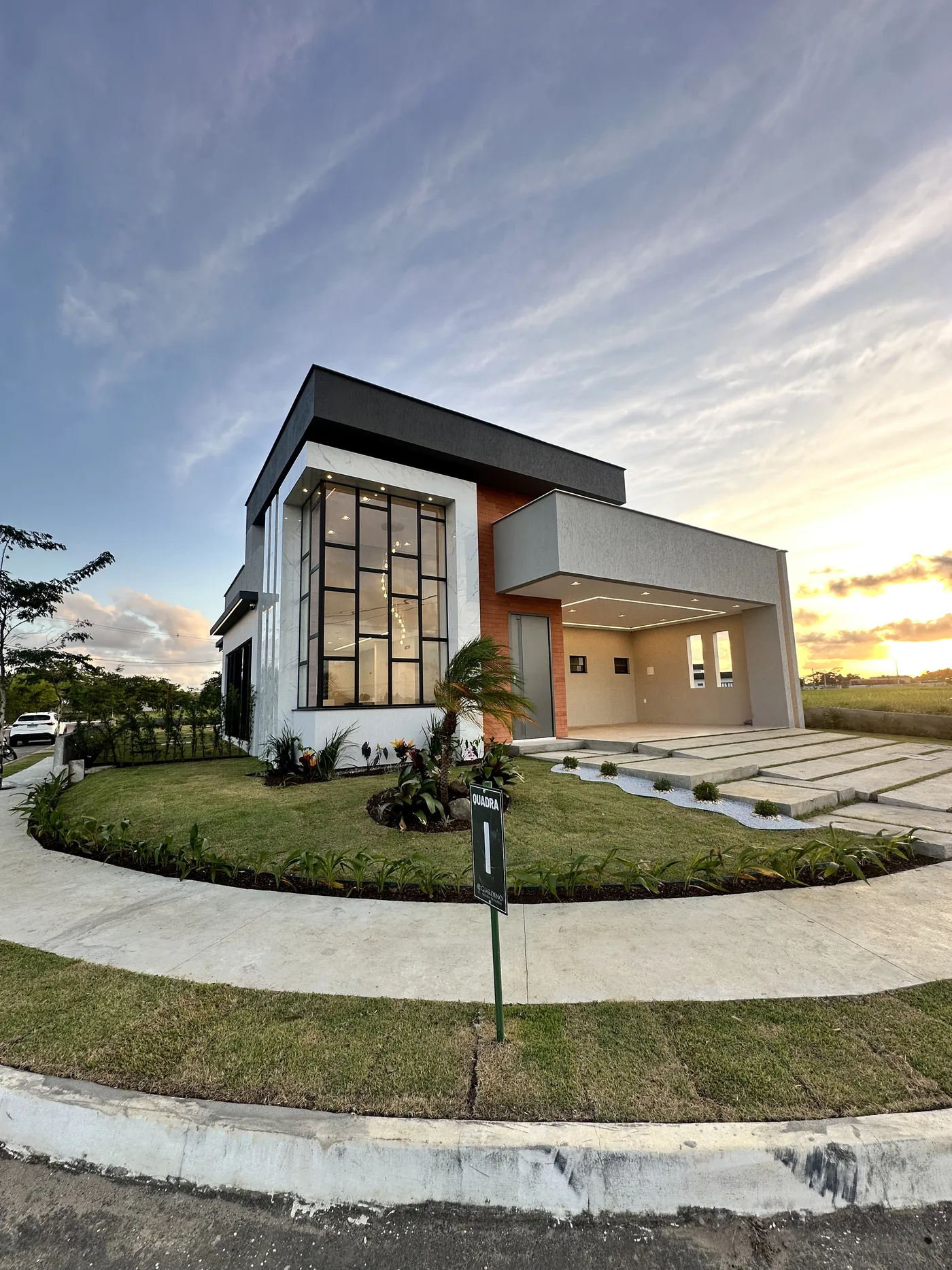 Sobrado moderno ao pôr-do-sol entregue pela Fraga